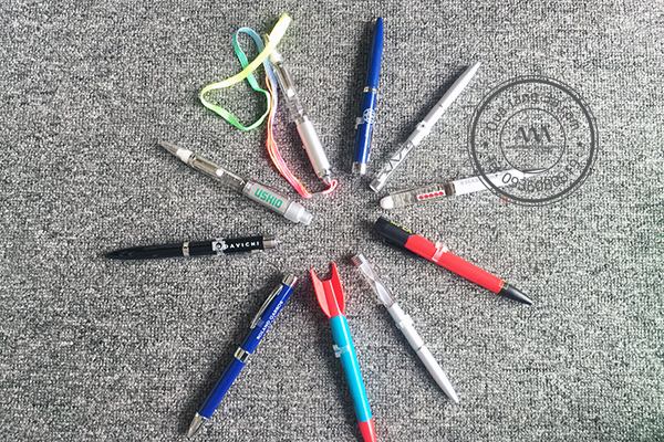 Quà tặng doanh nghiệp Bút nhựa in logo mẫu 1 10 but-nhua-quang-cao