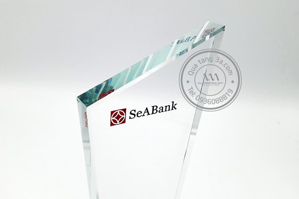 Cúp pha lê tam giác SeABank 10 cup-pha-le