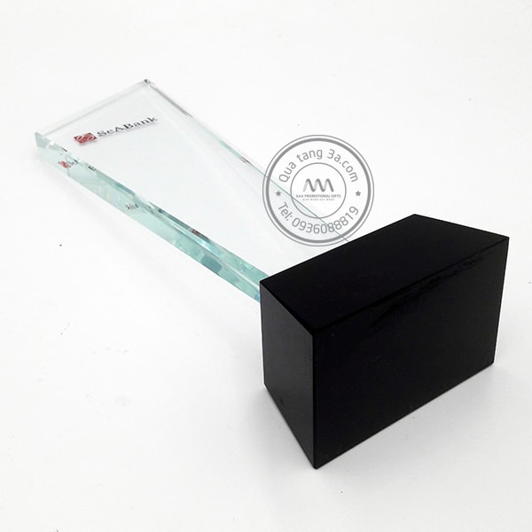 Cúp pha lê tam giác SeABank 9 cup-pha-le