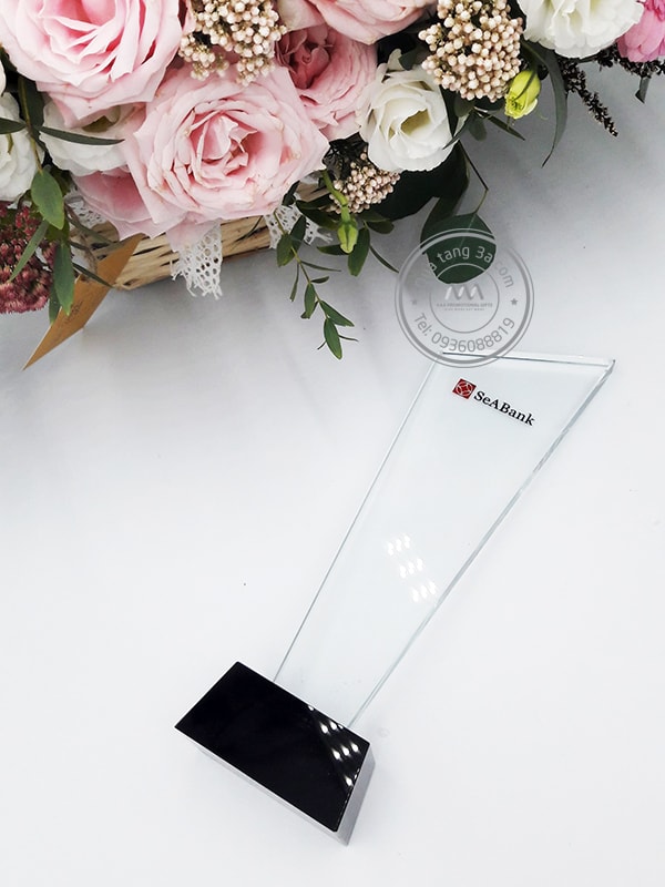 Cúp pha lê tam giác SeABank 6 cup-pha-le