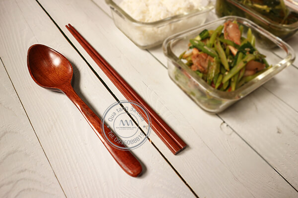 Quà tặng doanh nghiệp Set đũa thìa in logo mẫu 1 9 dua-thia-go-than-thien-moi-truong