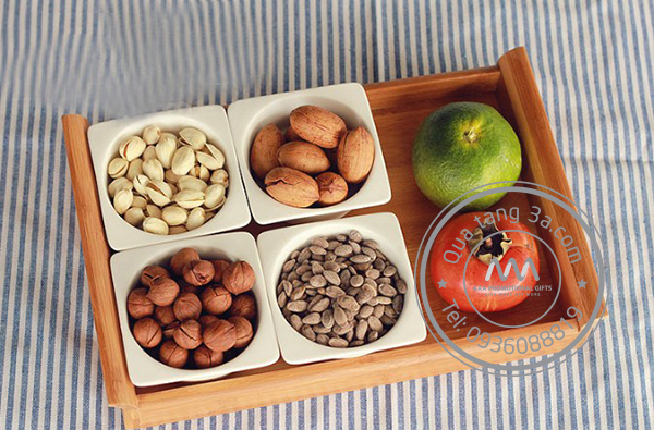 8 nguyên tắc cần nhớ để chọn quà tặng Tết cho khách hàng 1 Hộp bánh kẹo Tết