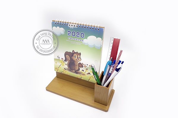Lịch để bàn đế gỗ kèm ống cắm bút Tết 2020 13 Lịch Tết 2020