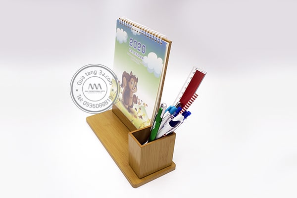 Lịch để bàn đế gỗ kèm ống cắm bút Tết 2020 14 Lịch Tết 2020