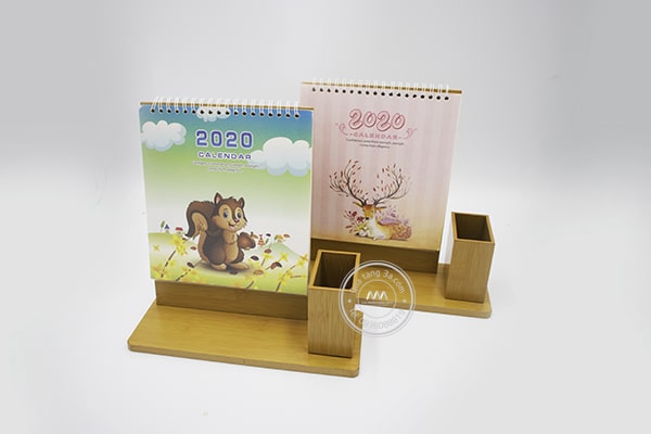 Lịch để bàn đế gỗ kèm ống cắm bút Tết 2020 8 Lịch Tết 2020