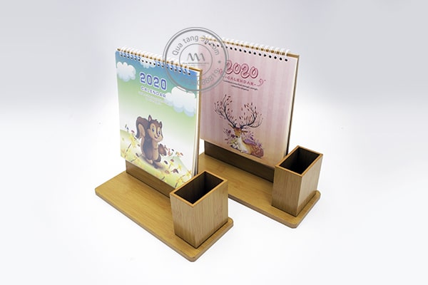 Lịch để bàn đế gỗ kèm ống cắm bút Tết 2020 15 Lịch Tết 2020