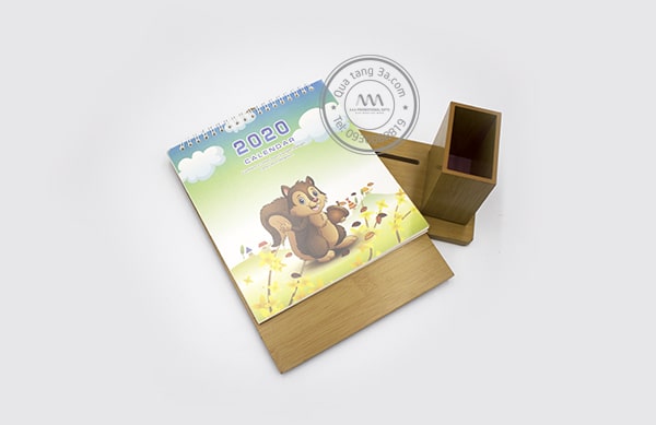 Lịch để bàn đế gỗ kèm ống cắm bút Tết 2020 16 Lịch Tết 2020