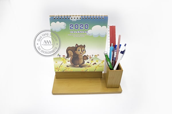 Lịch để bàn đế gỗ kèm ống cắm bút Tết 2020 12 Lịch Tết 2020
