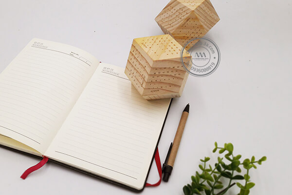 Lịch gỗ nguyên khối để bàn mặt tứ giác - Quà tặng Tết độc đáo, eco - friendly 10 lich-go-nguyen-khoi