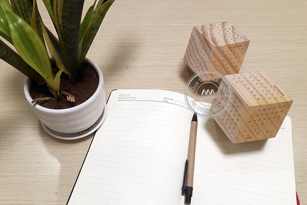 Lịch gỗ nguyên khối để bàn mặt tứ giác - Quà tặng Tết độc đáo, eco - friendly 9 lich-go-nguyen-khoi