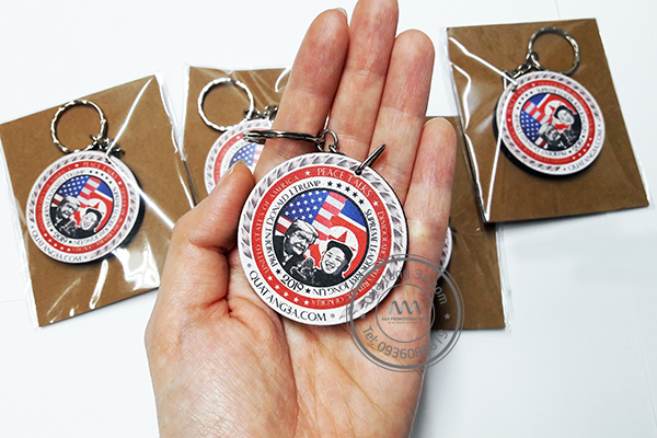 Móc khóa gỗ in hình Donald Trump - Kim Jong Un 8 moc-khoa-qua-tang