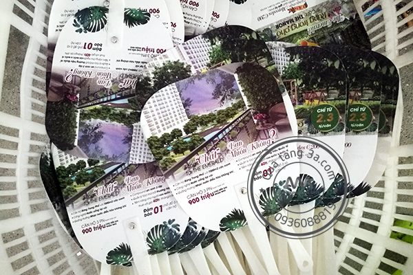 quat-nhua-cam-tay-quang-cao