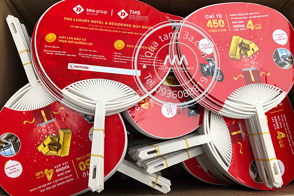 quat-nhua-cam-tay-quang-cao