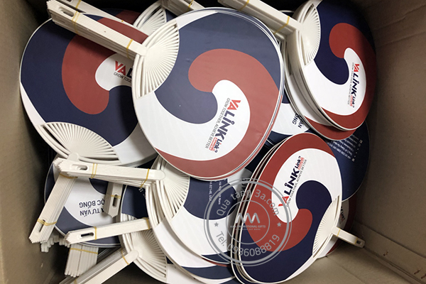 quat-nhua-cam-tay-quang-cao