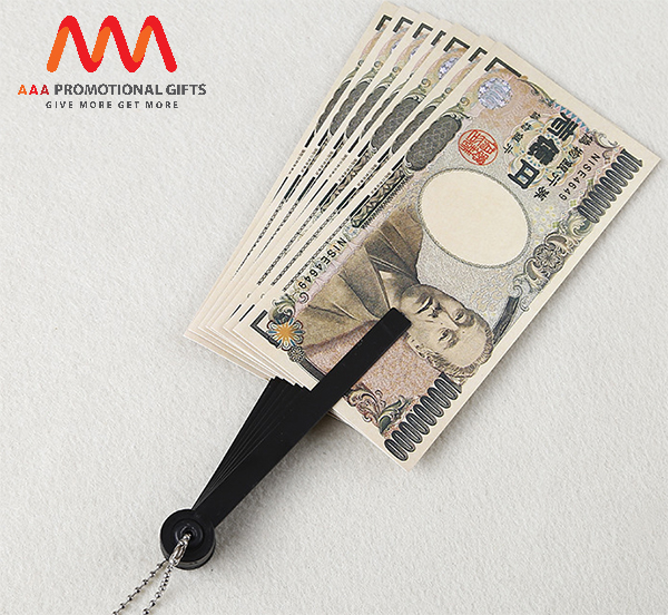 Quạt in hình tiền mặt: Quà tặng khuyến mãi độc đáo cho người tiêu dùng “đại gia” 2 Quạt in hình tiền mặt