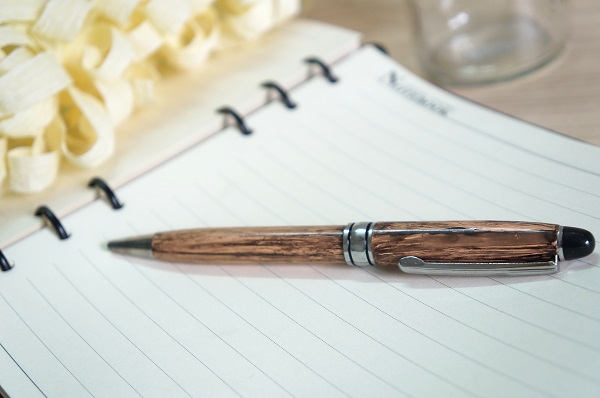 Sản xuất bút bi vỏ gỗ in logo công ty 7 Sản xuất bút bi in logo