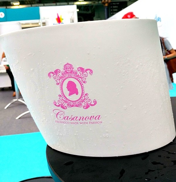 Giữ đồ uống mát lạnh trong mùa hè bằng chiếc xô đá có in logo thương hiệu 2 xô đá in logo thương hiệu làm quà tặng