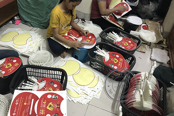 quat-nhua-cam-tay-quang-cao