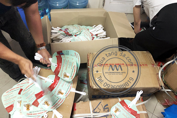 quat-nhua-cam-tay-quang-cao