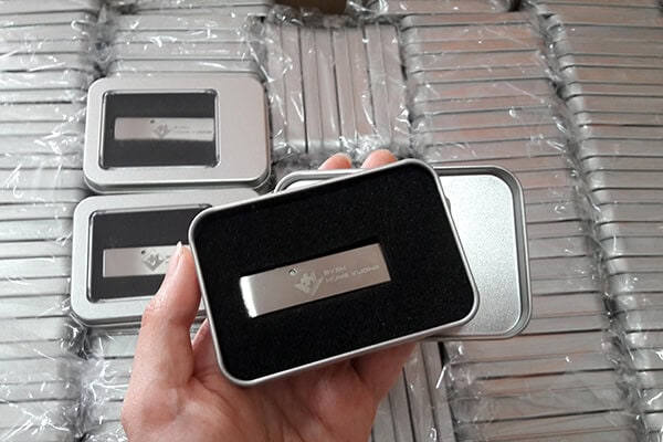 Quà tặng doanh nghiệp USB in logo và hộp đựng mẫu 1