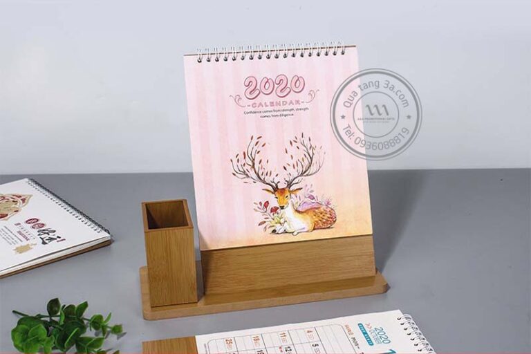 Lịch để bàn đế gỗ kèm ống cắm bút Tết 2020 5 lich de ban de go kem ong but 2 min