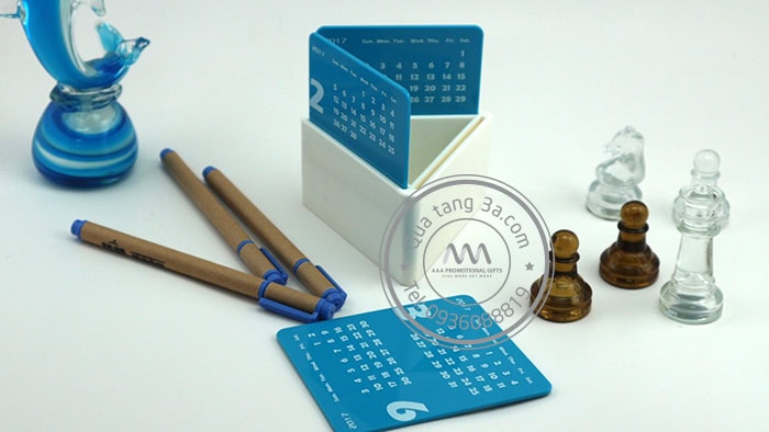 Lịch để bàn ống cắm bút tam giác