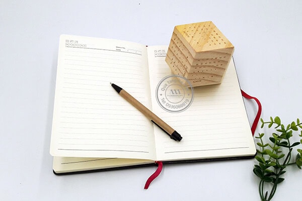 Lịch gỗ nguyên khối để bàn mặt tứ giác - Quà tặng Tết độc đáo, eco - friendly