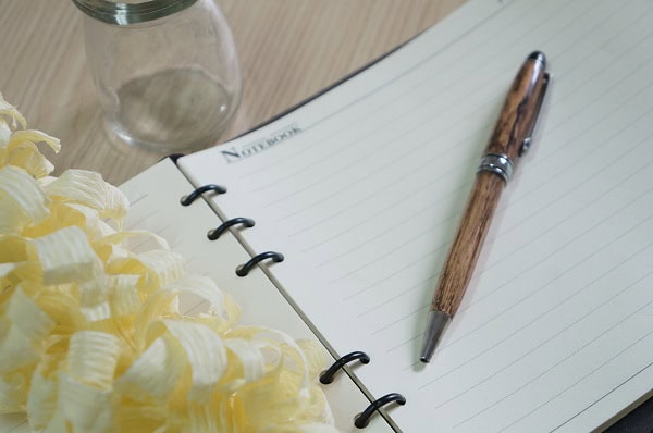 Sản xuất bút bi vỏ gỗ in logo công ty